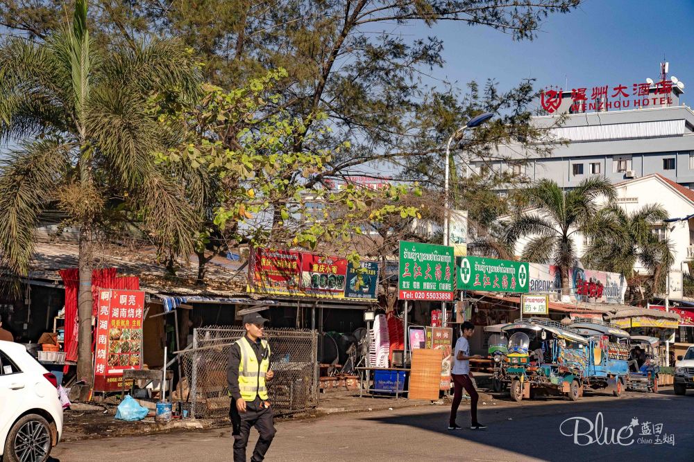 老挝旅行新发现,万象的中国三江市场,国人卖重庆小面一年挣80万