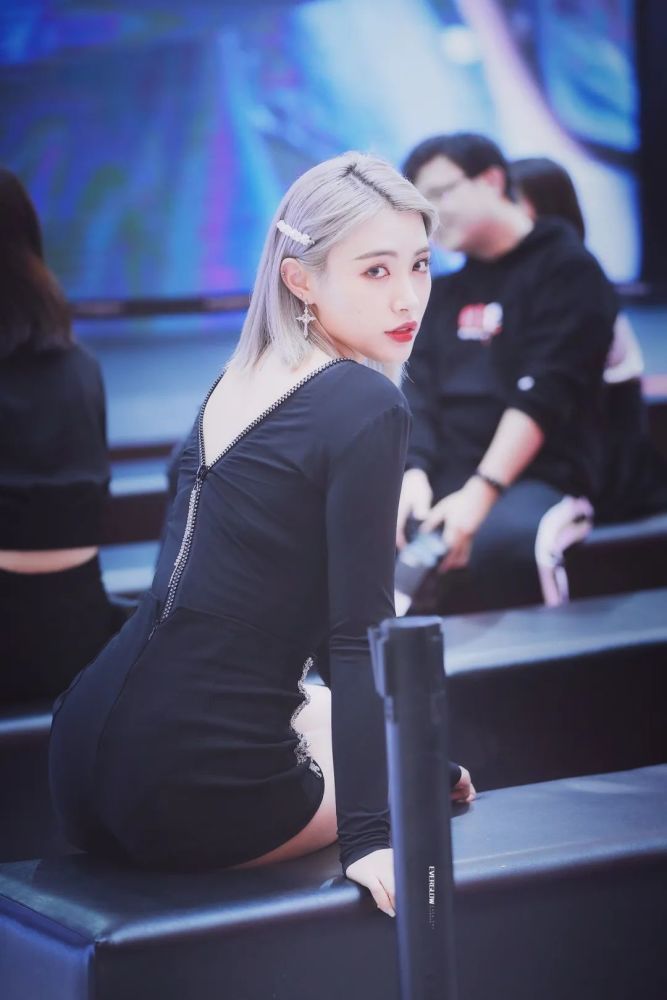 是可爱的萌,也是超酷的猛 看"钻石女孩"戴萌绽放光芒!