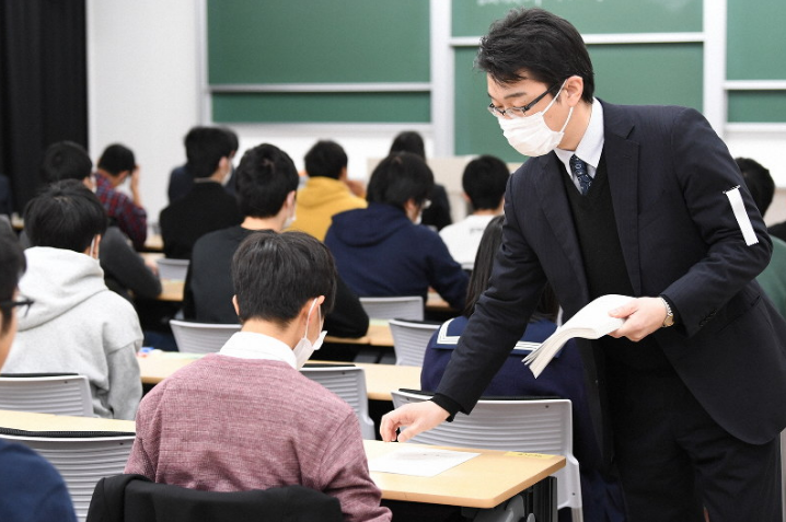 日本"高考"照常举行:数十万学生戴口罩考试,考场配消毒水