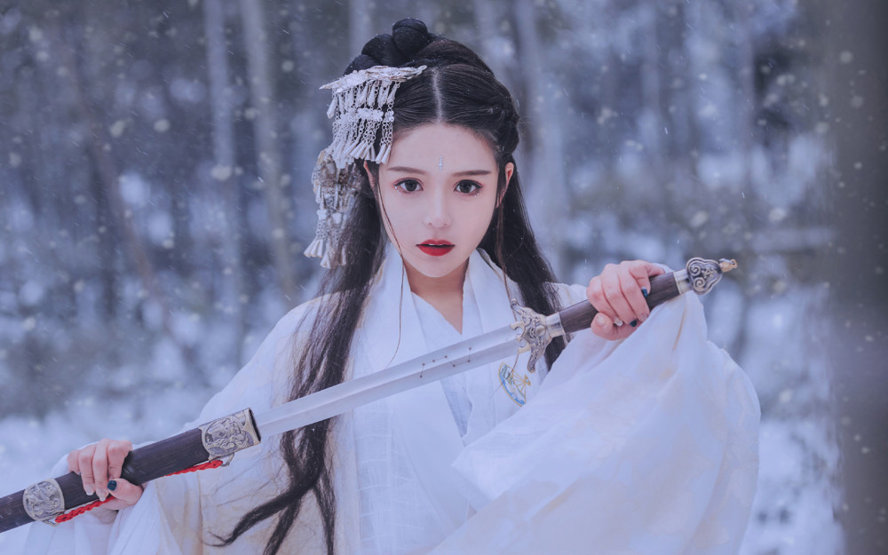 唯美古装美女雪地写真高清壁纸