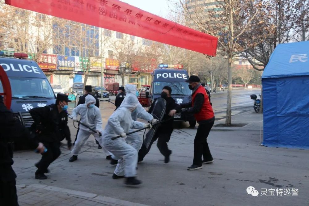 有人闯卡,"白衣警察"出动!