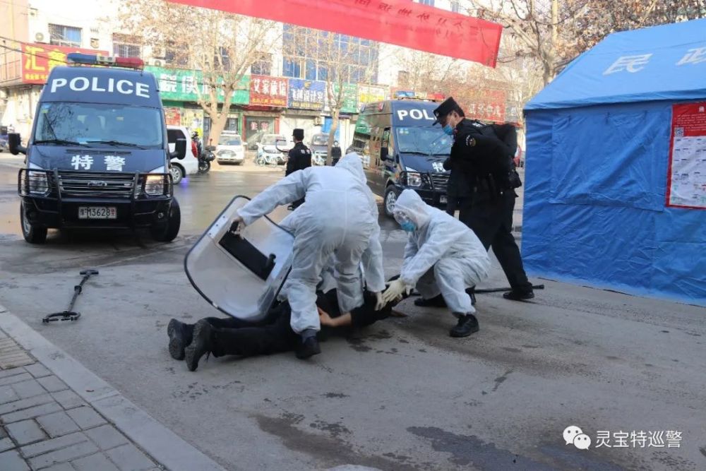 有人闯卡,"白衣警察"出动!