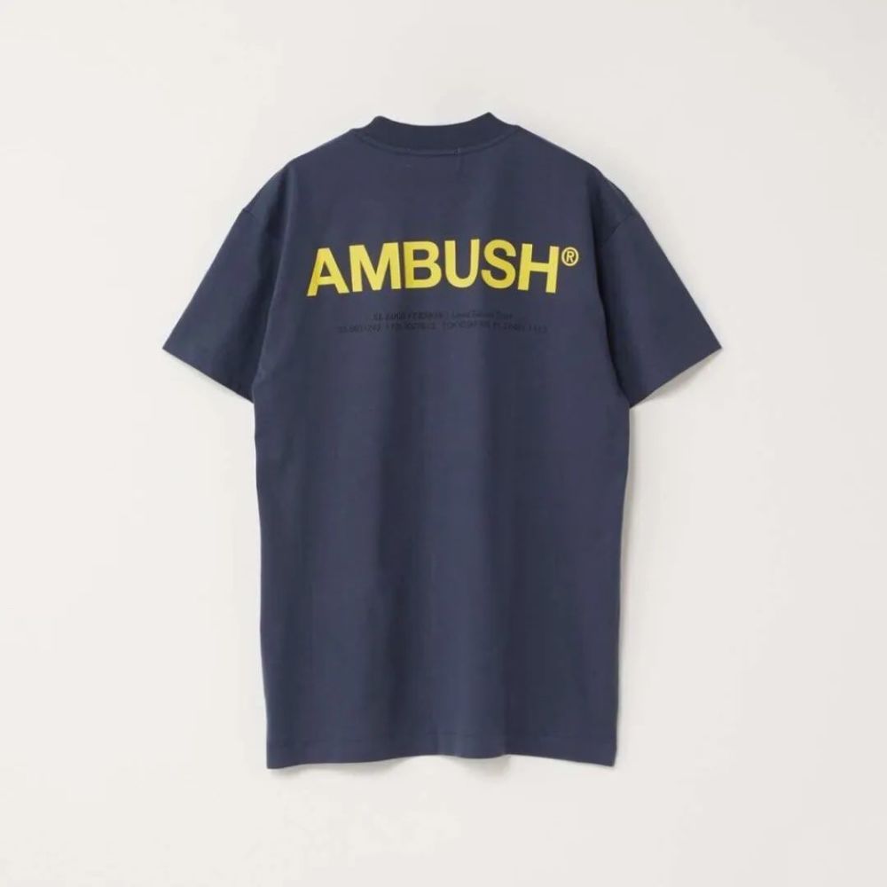 便代表着成为hip-hop文化 ambush 其实ambush的品牌名字 本身就是一