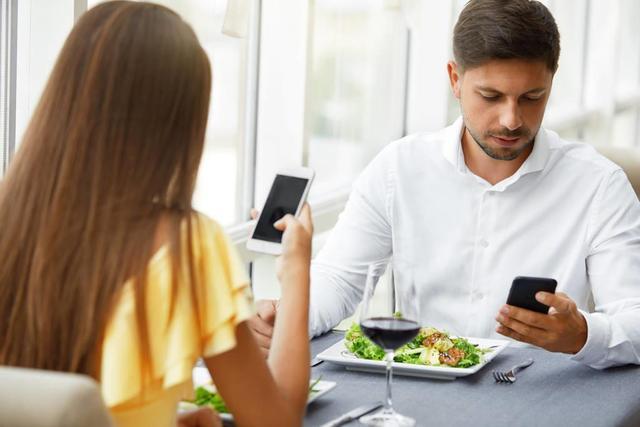 吃饭时玩手机,危害超乎想象,孔子说的"食不语"是正确的