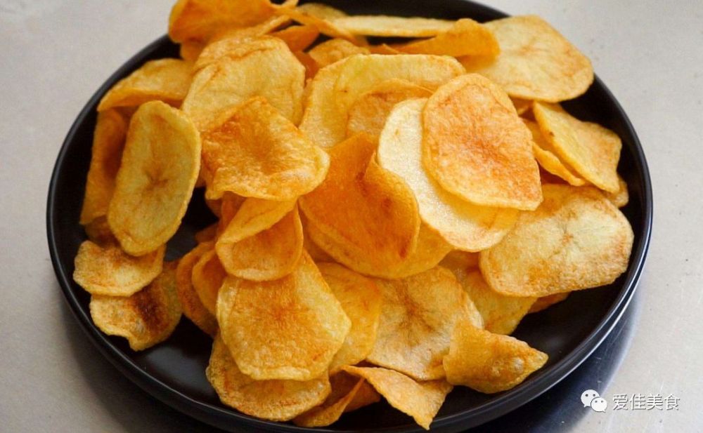 通常的薯条都是用马铃薯,也就是土豆为原料,切成条后油炸而成的零食