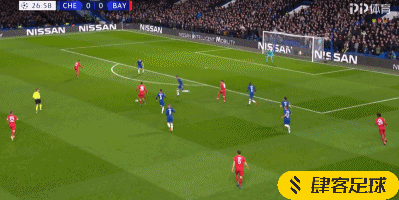 【精彩回放】 第1分钟,穆勒禁区前沿射门被卡巴列罗没收.