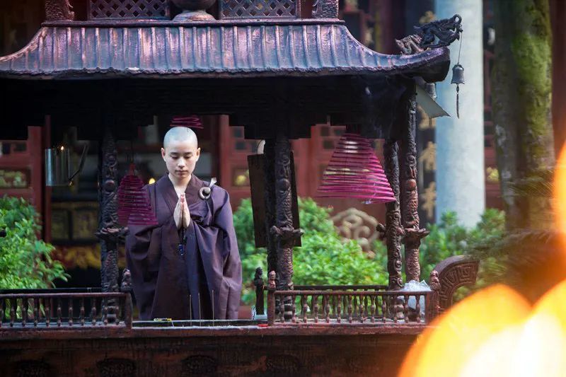 去寺庙烧香拜佛时,谨记这三个拜佛原则,福报随之而来