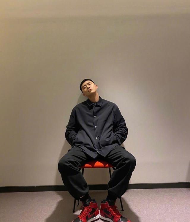 "梨泰院"现实版朴叙俊,寸头痞味潮流穿搭尽显撩人气质