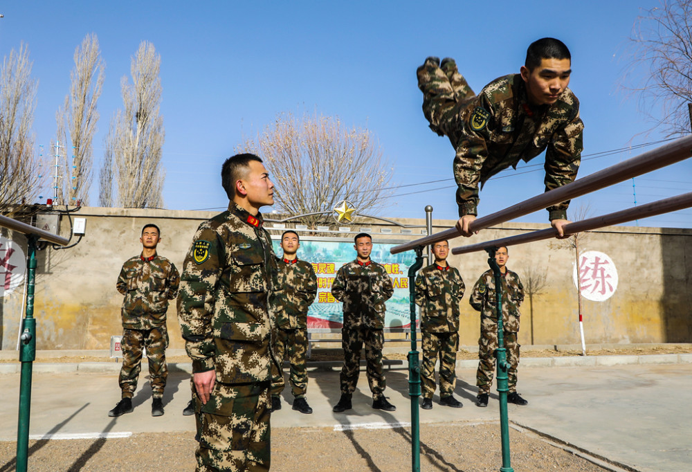 专业分小组,场地分区域……2月25日,在武警甘肃总队执勤支队训练场上
