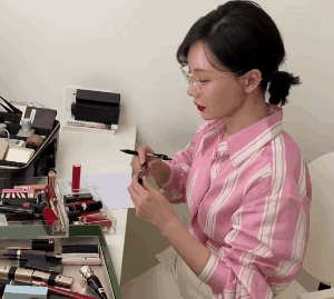 陈数是《完美关系》的演技,门面担当吧,斯黛拉的口红都是她自己叠涂的
