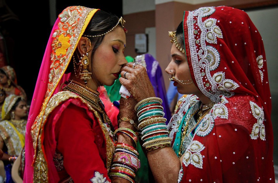 印度土豪为贫穷女孩办婚礼 赠黄金首饰