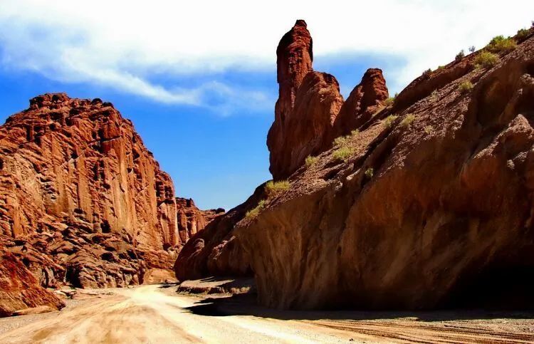 新疆红色的神秘大峡谷