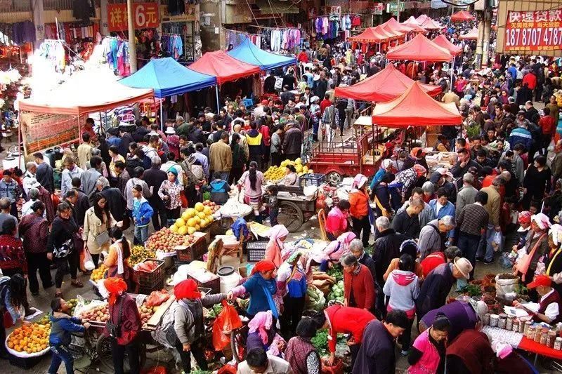 农村集市还承担一定的教育,娱乐功能,尤其是春秋两季庙会,一般会有