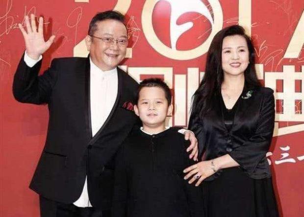 王刚与前两任妻子相处不足7年,为何能与小20岁的郑艳东相处至今