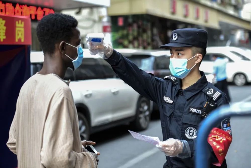 抗"疫"的人和事,用手中的镜头传播正能量,讴歌最美白衣战士和警察战友
