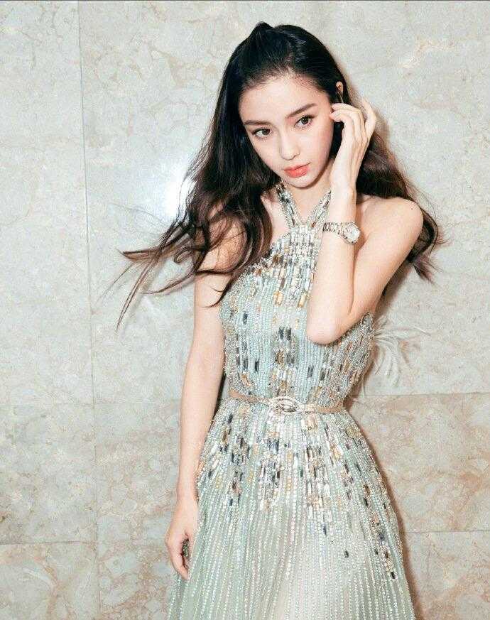 angelababy颜值逆天了!穿一袭亮片抹胸裙性感高级,宛如芭比娃娃