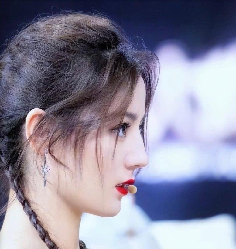 有种"惊艳"叫女神侧脸,李沁高贵,热巴可爱,看见baby:太爱了