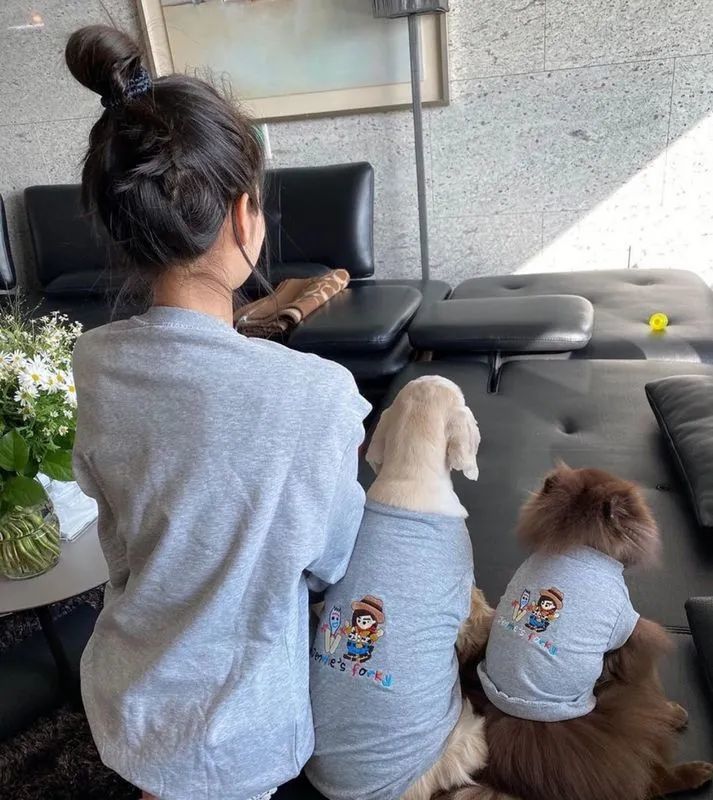 jennie私下里也是软萌少女一枚,特别是在面对自己的宠物狗 kuma的时候