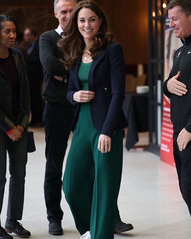 凯特王妃身材比例真不好!穿这身太暴露缺点,幸好加了件深蓝外套