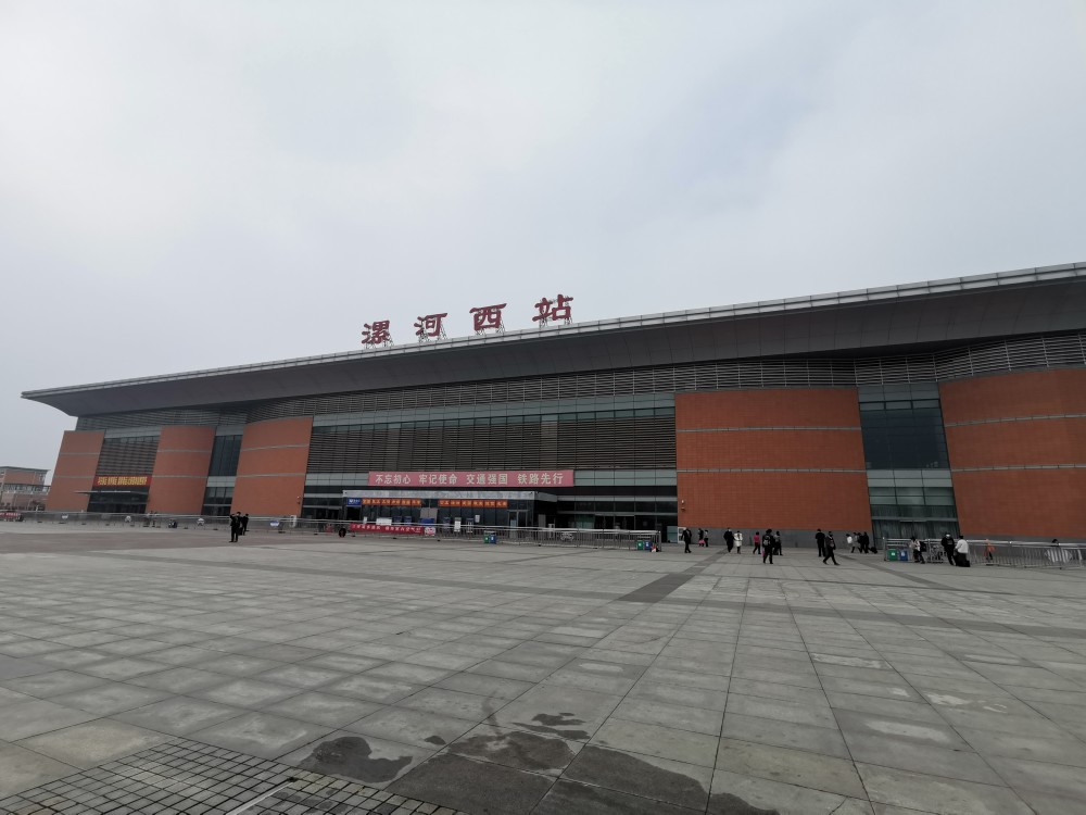 漯河西站位于河南省漯河市源汇区长江路与翠华山路交叉口北.