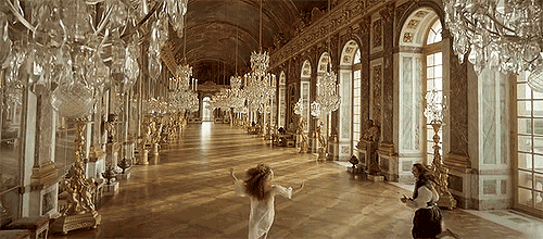 《唐顿庄园》由英国itv电视台出品,背景设定在1910年代英王乔治五世