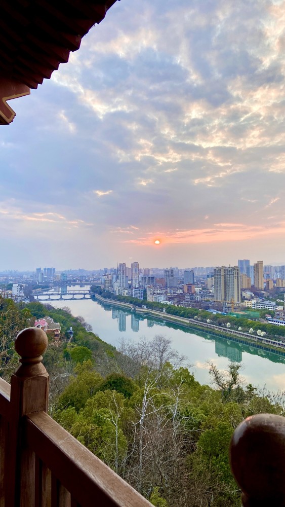 新年登高望远,俯览上饶信江两岸全景,可谓江山如画