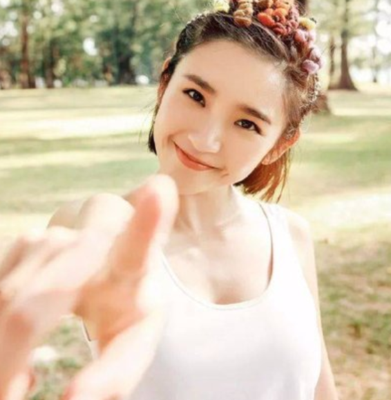 有种"美人鱼"叫唐艺昕,"渔网裙"太胆大,身材若隐若现