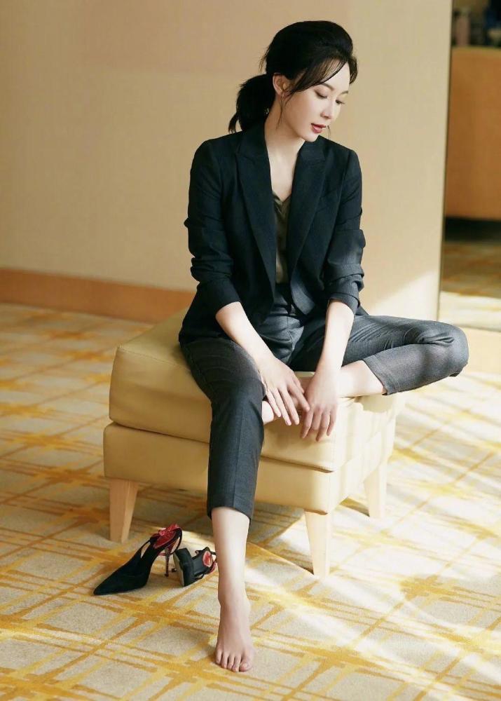 陈数的这件"战袍",是熟女必备!2020流行这3款版型,超飒