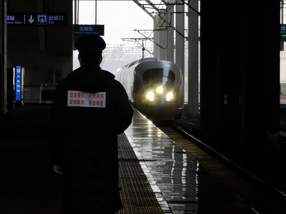 2月13日,昆明至长春k2288/5次列车列车长为旅客发放《新型冠状病毒