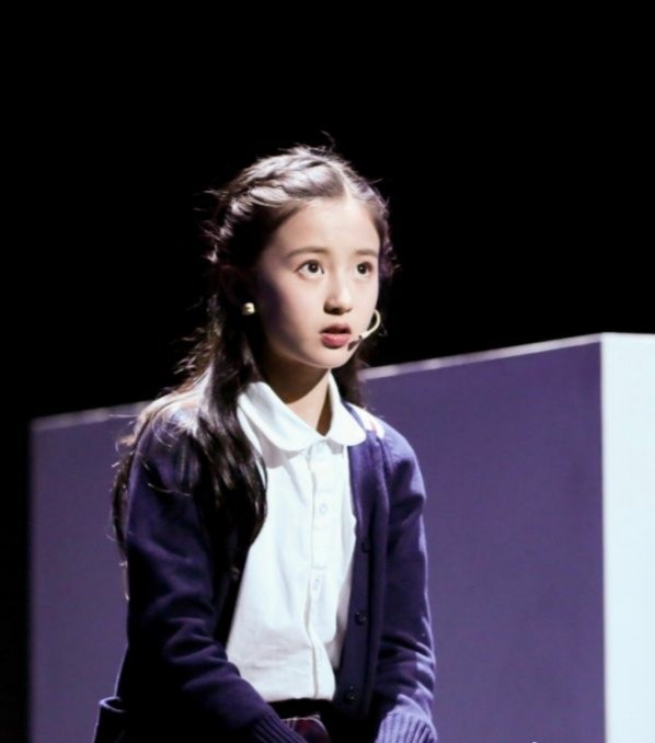 11岁童模裴佳欣,穿"石灰袜"配短裙,小小年纪颜值超出众