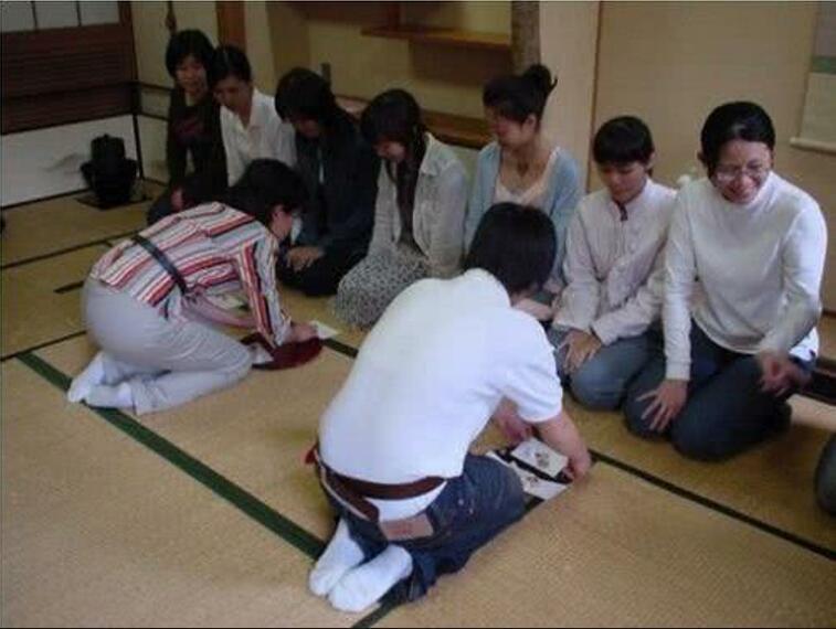 日本人进屋子前要脱鞋,如果"脚臭"咋办?其实他们早有对策