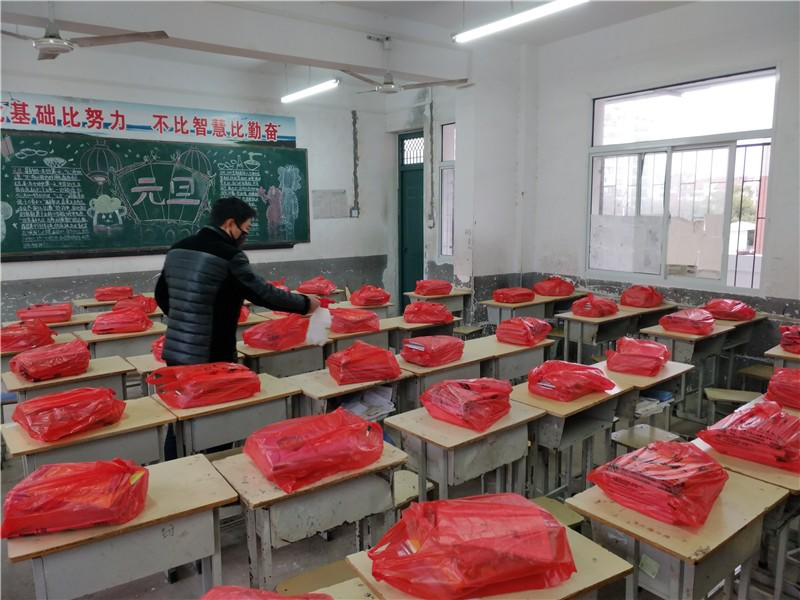 肥东四中将教材消毒统一发放学生手中