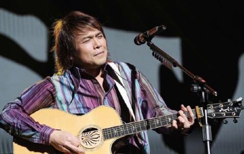 伍佰因为这首歌再度翻红,轻文艺的田馥甄翻唱摇滚也如此带感!