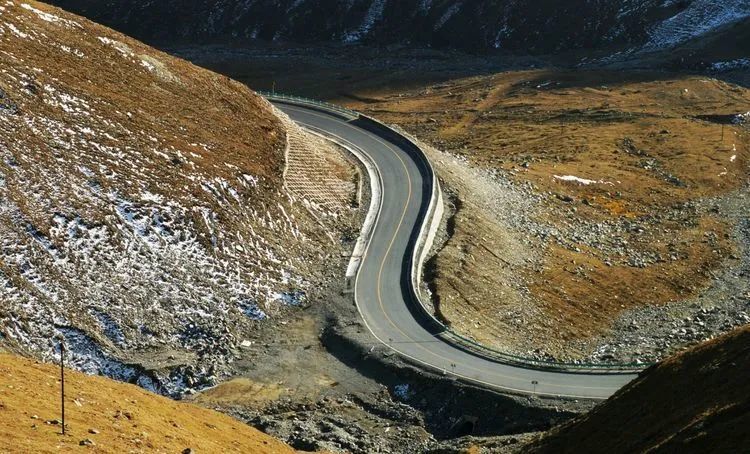 新疆独库公路是一副隽永的画卷