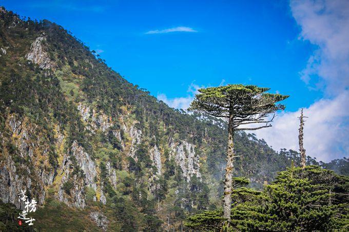 大理苍山顶有一条"山巅之湖",风景秀丽,藏着最美的四季