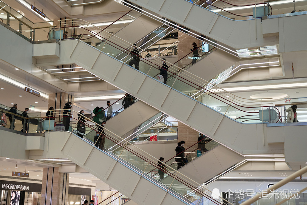 商场内的扶梯上顾客并不多,与平日里的繁忙景象形成鲜明对比.