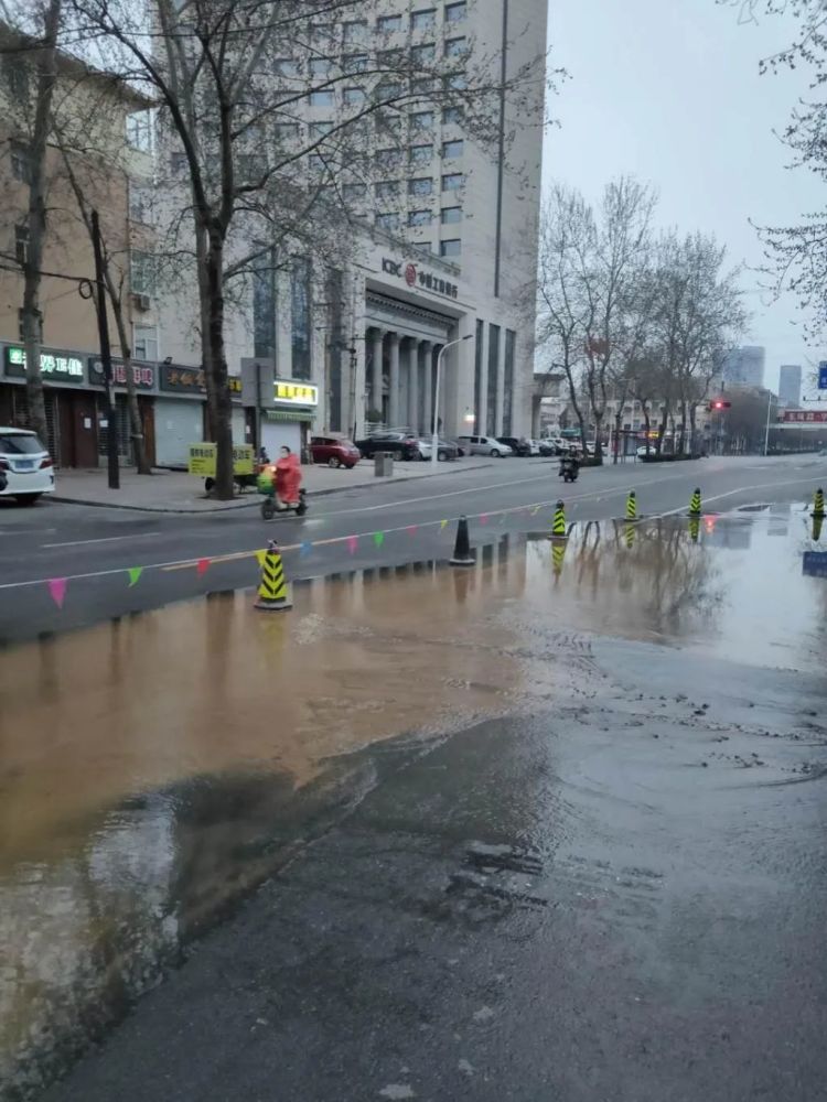 突发!石家庄市东风路管道跑水致街头道路满是积水