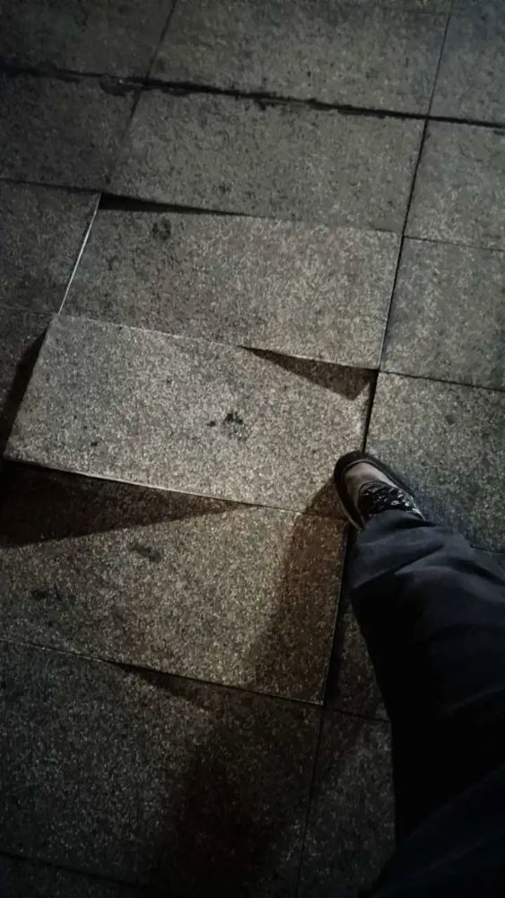 乾州一处天桥会"套脚",晚上走路要小心