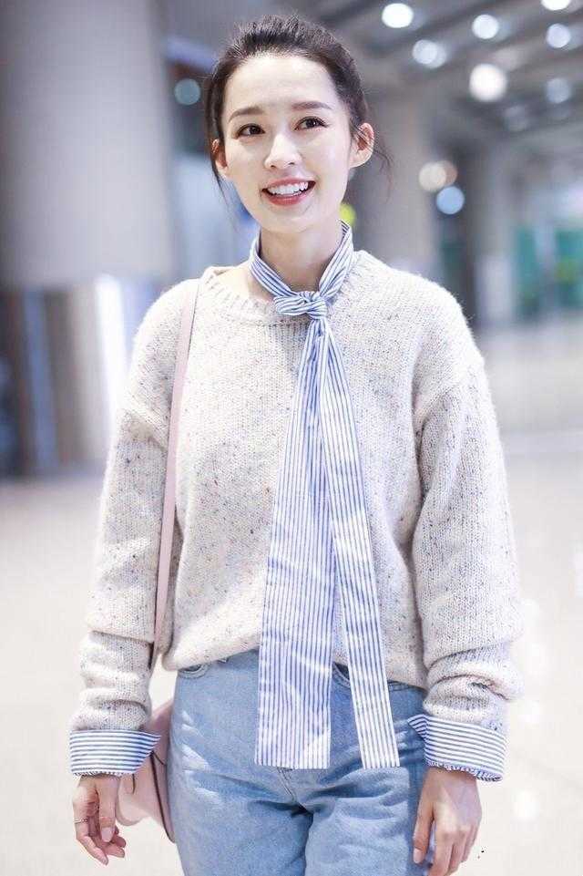 李沁高颜值任性,基础款针织衫搭配牛仔裤走机场,意外穿出高级感