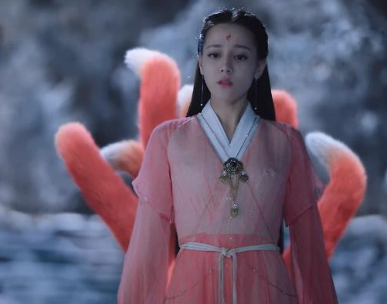 迪丽热巴九尾狐造型像是仙女,但是看到这个网红,网友