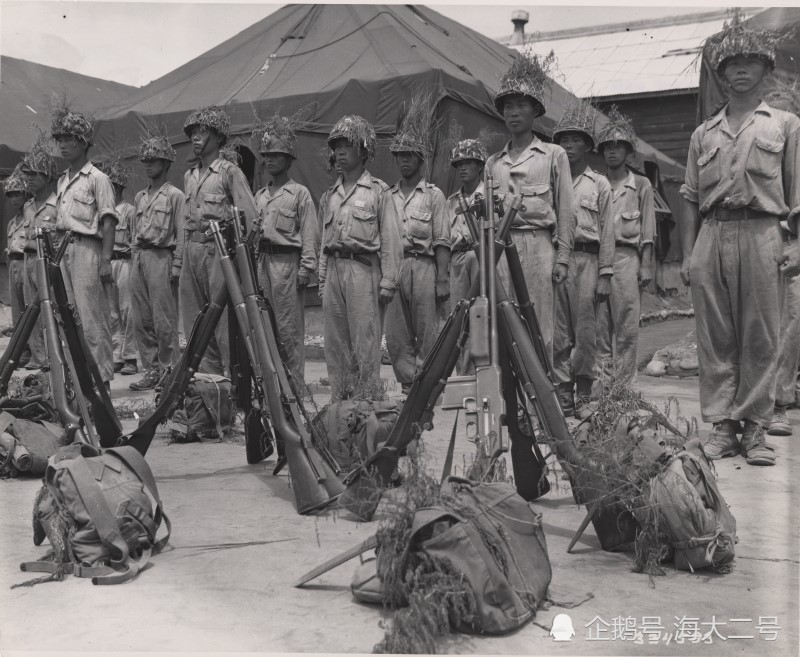 1949年7月21日,接受国防部长和美国顾问团团长检阅的南朝鲜第6师士兵.