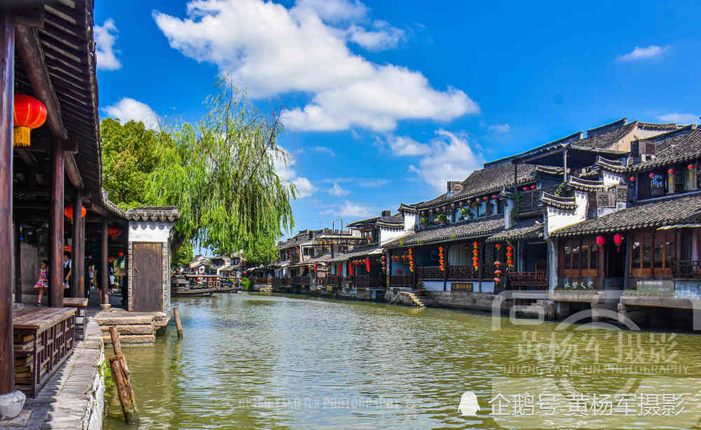 浙江嘉兴市西塘古镇景色如画的水乡风光,蓝天白云下的江南很美丽