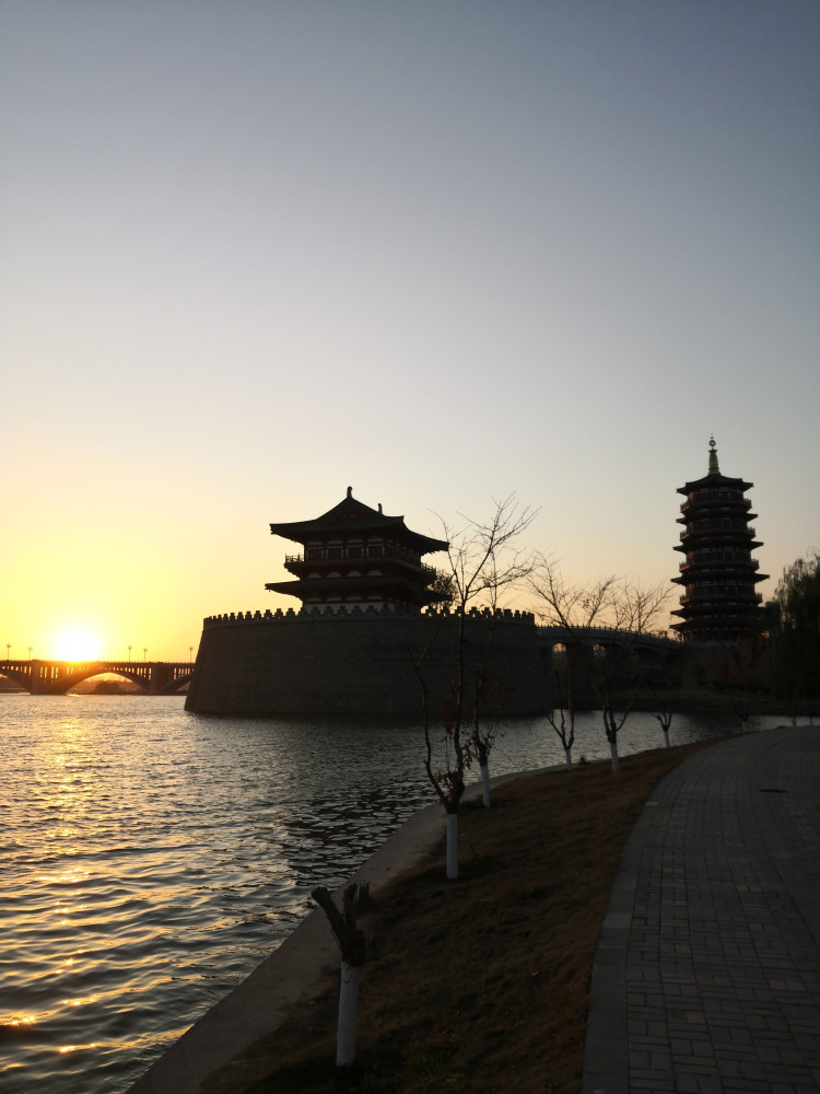 洛阳洛河北岸,风景独好网红打卡景点—瀍壑朱樱塔
