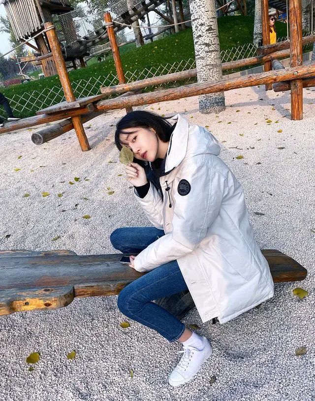 李溪芮身穿红色抹胸紧身裙身姿曼妙,而羽绒服配牛仔裤
