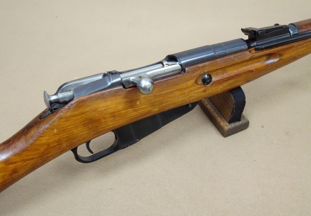 m1944"莫辛-纳甘"卡宾枪的枪栓为手拉旋转枪机,拉开枪栓之后就能看弹
