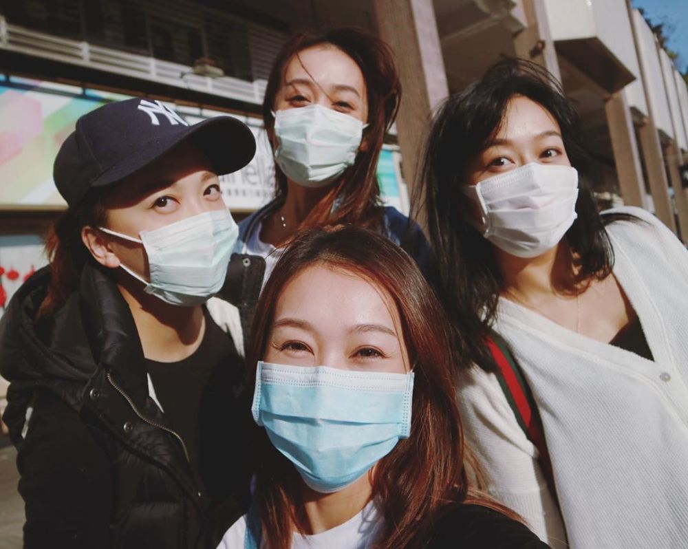 传有新恋情的黄心颖与3位姐姐开心逛街 4人都戴口罩难