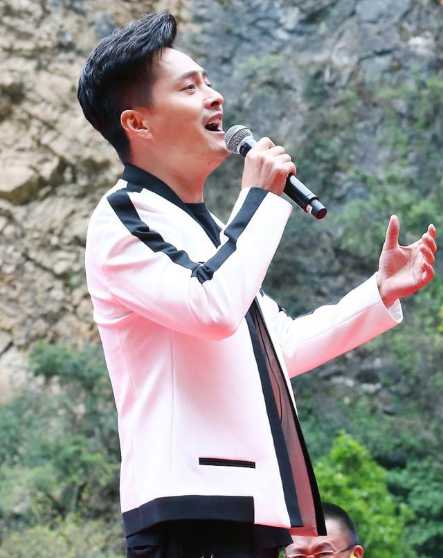 草原歌手云飞帅气有型,牛仔夹克减龄帅气,41岁却得"奶奶"喜爱