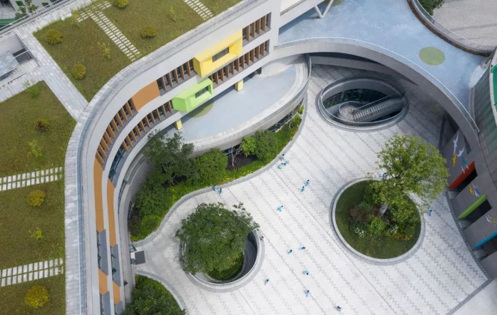建筑围合限定出的广场空间
