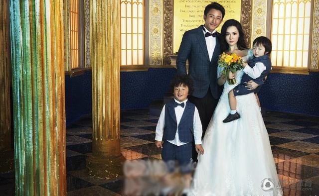 邹市明拍全家福 耍心机垫高