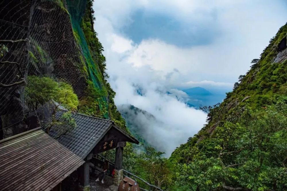 萍乡武功山风景名胜区官网 徐霞客曾游武功山,并赞道: 千峰嵯峨碧玉